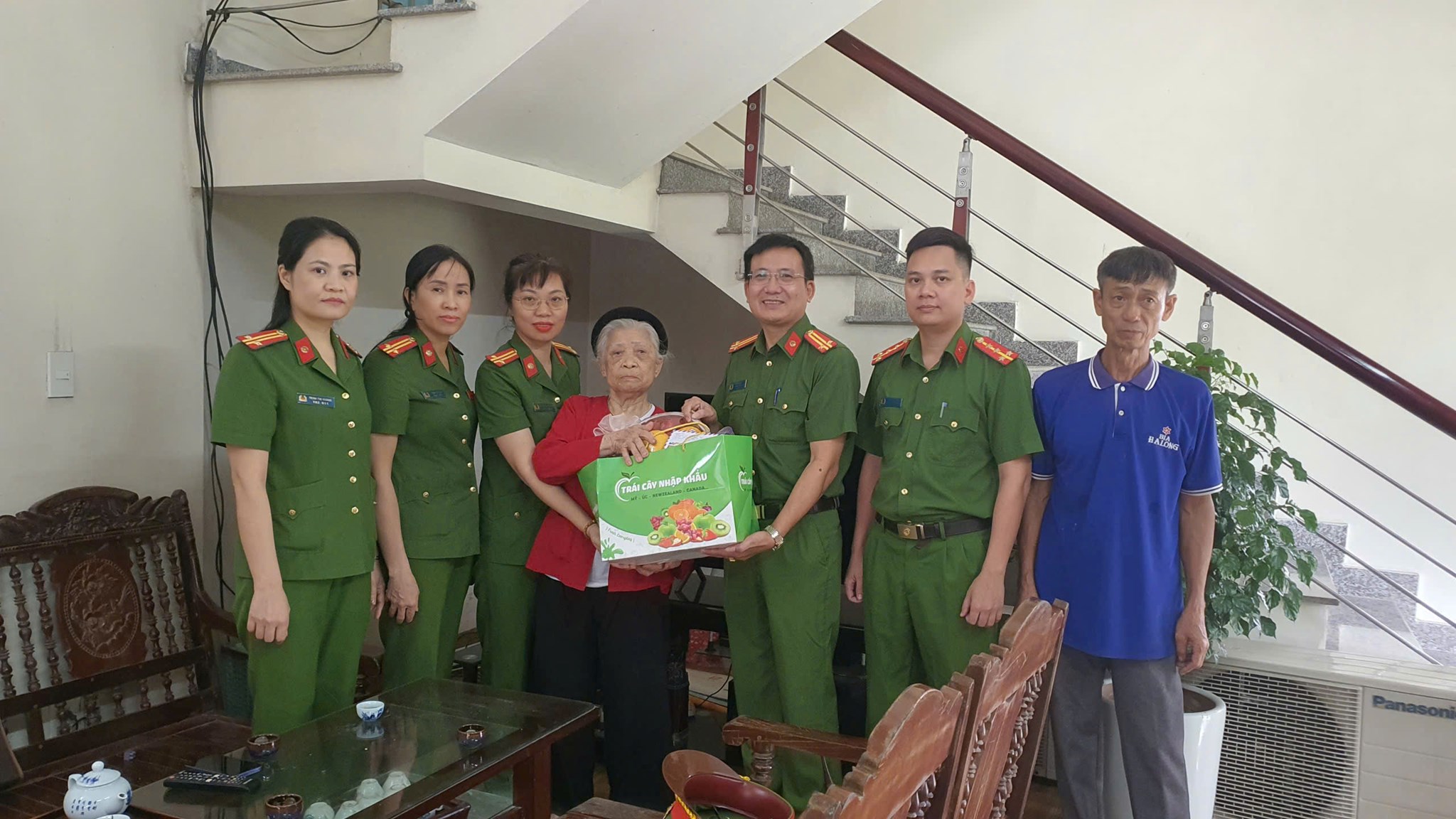 Chi hội Phụ nữ Công an phường Lê Thanh Nghị phối hợp các đơn vị thực hiện chương trình “Mẹ trong trái tim phụ nữ Công an Hải Phòng”