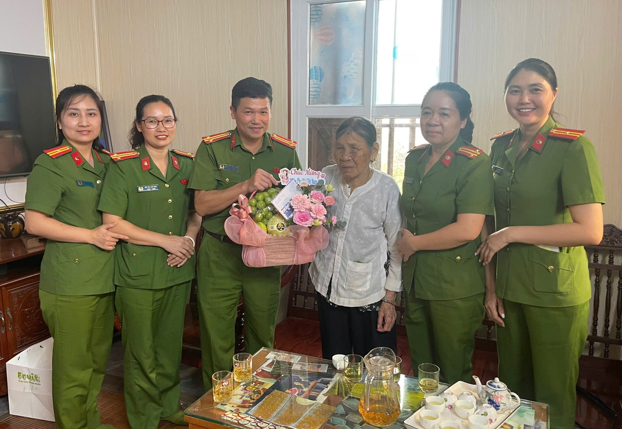 Chi hội phụ nữ Công an xã Mao Điền phối hợp tổ chức thăm, tặng quà Mẹ liệt sĩ