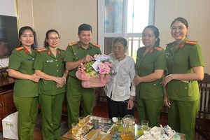 Chi hội phụ nữ Công an xã Mao Điền phối hợp tổ chức thăm, tặng quà Mẹ liệt sĩ