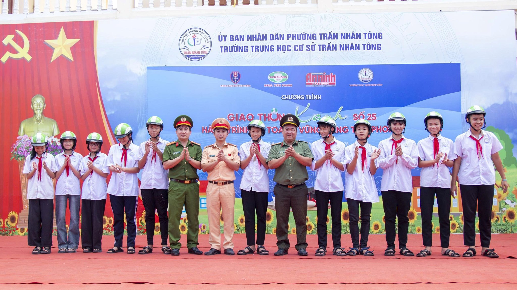 Chương trình "Giao thông Xanh - Hành trình an toàn": Trao tặng 400 mũ bảo hiểm cho học sinh Trường THCS Trần Nhân Tông