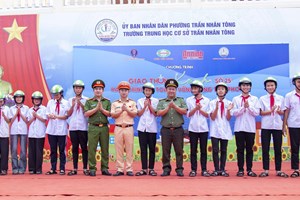 Chương trình "Giao thông Xanh - Hành trình an toàn": Trao tặng 400 mũ bảo hiểm cho học sinh Trường THCS Trần Nhân Tông