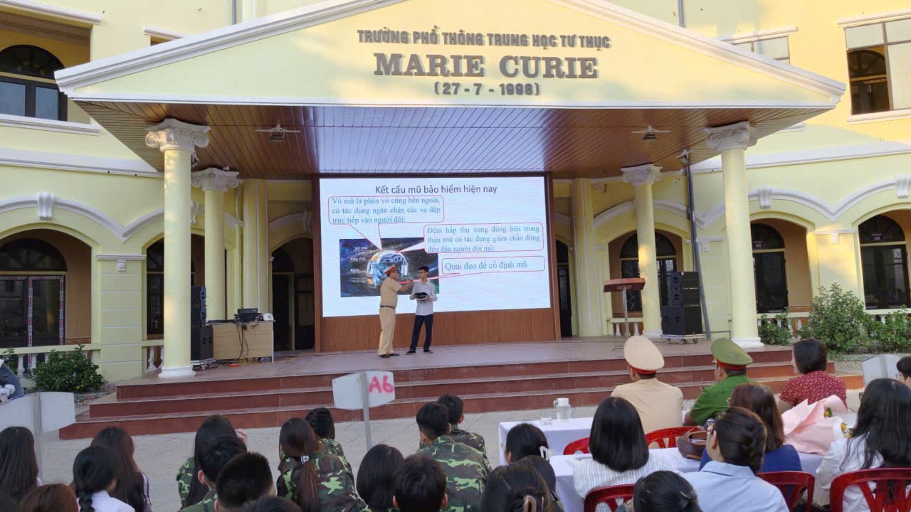 Công an phường Gia Viên: Tuyên truyền an toàn giao thông cho gần 1.200 học sinh, giáo viên Trường THPT Marie Curie
