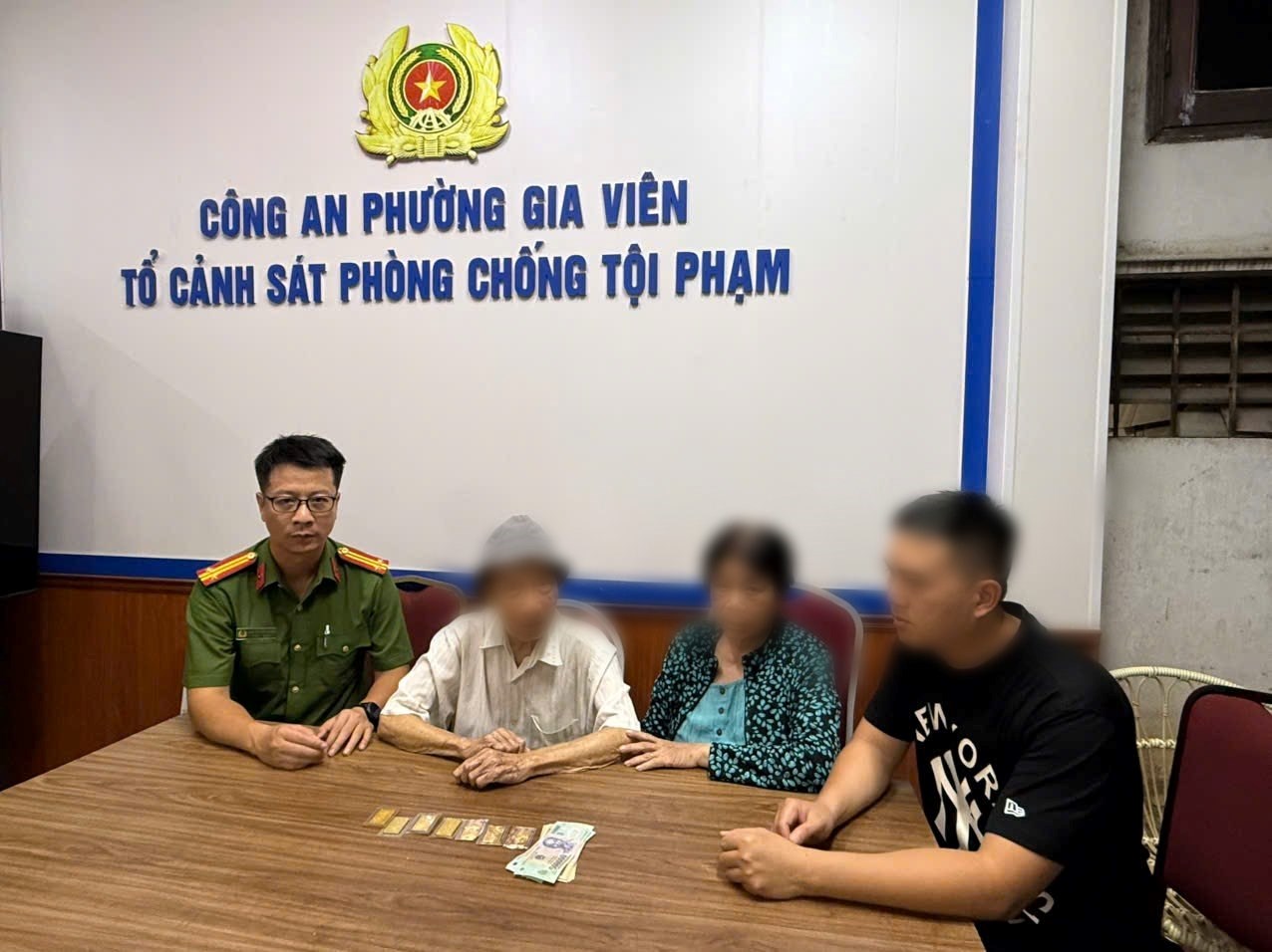 Công an phường Gia Viên kịp thời giúp đỡ cụ ông 92 tuổi bị lẫn, mang theo lượng lớn tài sản đi lạc