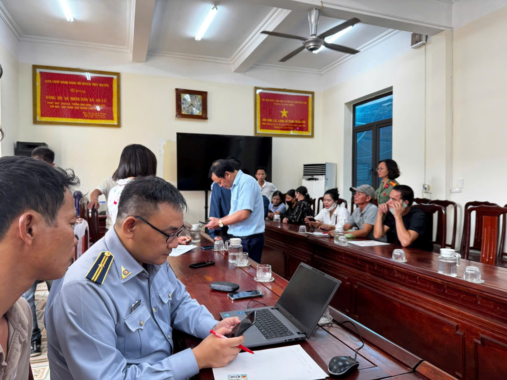 Công an phường Hòa Bình tuyên truyền, hướng dẫn cài đặt phần mềm giám sát tàu cá