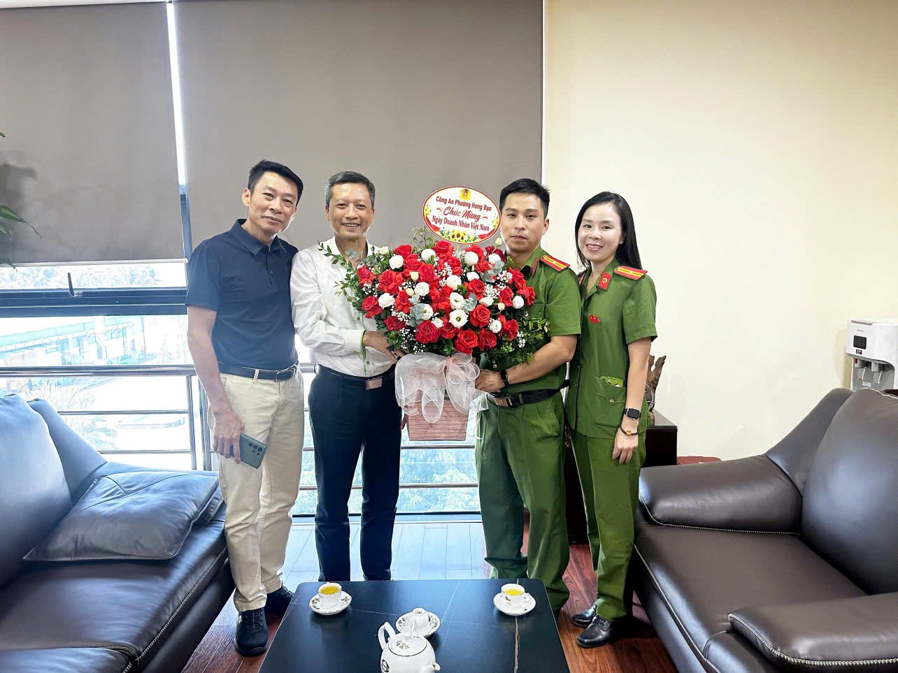 Công an phường Hưng Đạo thăm, chúc mừng các doanh nghiệp nhân Ngày Doanh nhân Việt Nam