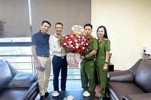 Công an phường Hưng Đạo thăm, chúc mừng các doanh nghiệp nhân Ngày Doanh nhân Việt Nam