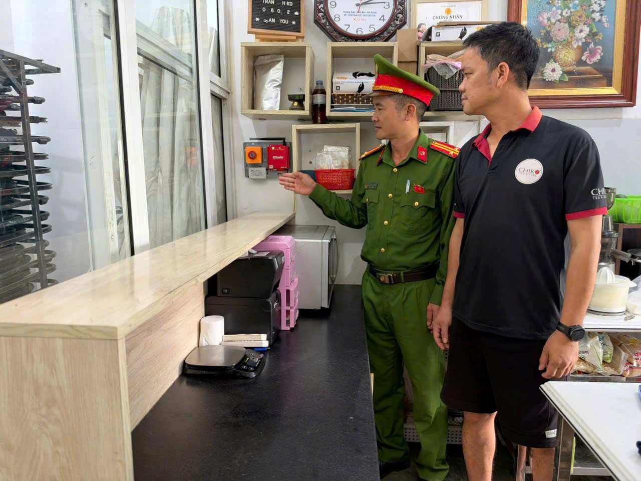 Công an phường Kinh Môn tăng cường tuyên truyền, hướng dẫn lắp đặt thiết bị truyền tin báo cháy