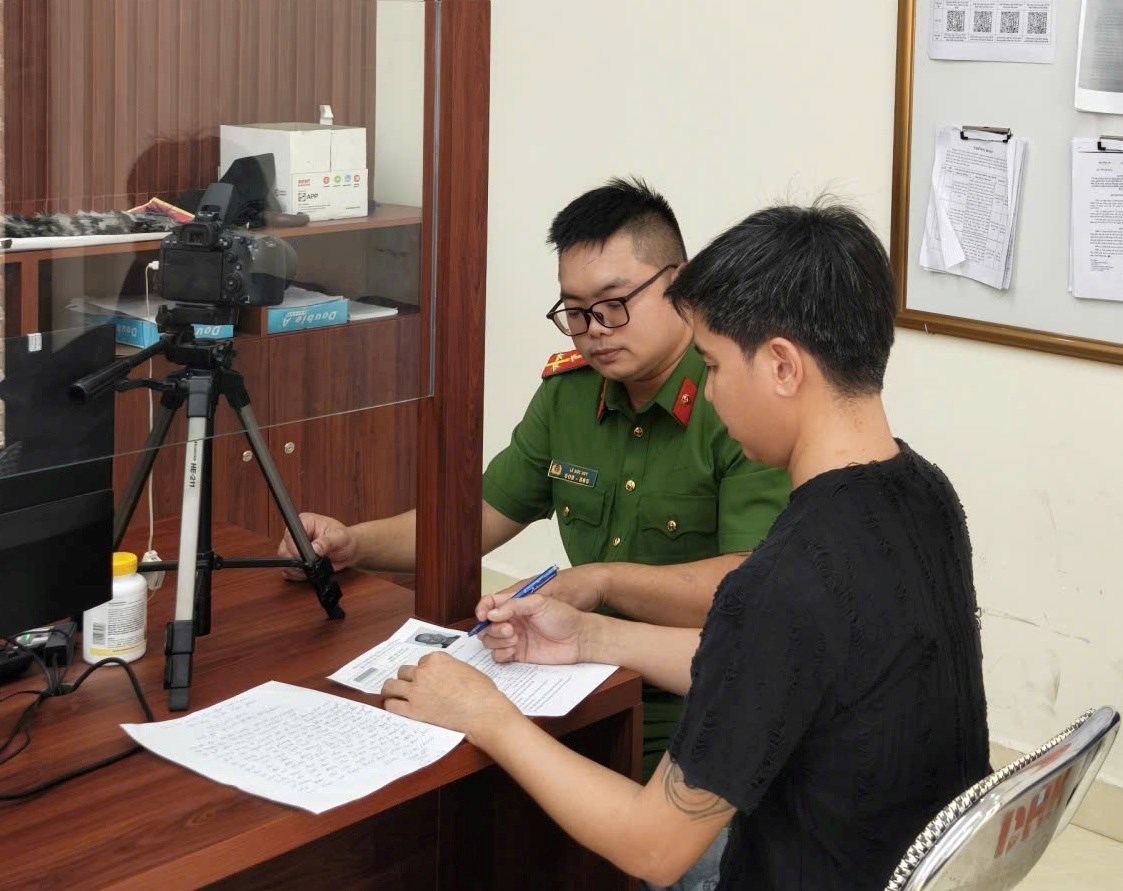 Công an phường Lê Chân: Tận tình hỗ trợ người dân hoàn thành thủ tục cấp Căn cước, tái hoà nhập cộng đồng