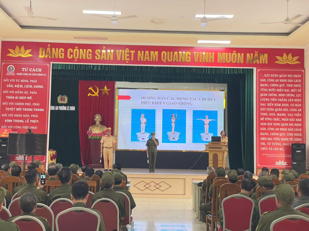 Công an phường Lê Chân phối hợp tập huấn cho gần 100 thành viên lực lượng tham gia bảo vệ an ninh, trật tự ở cơ sở
