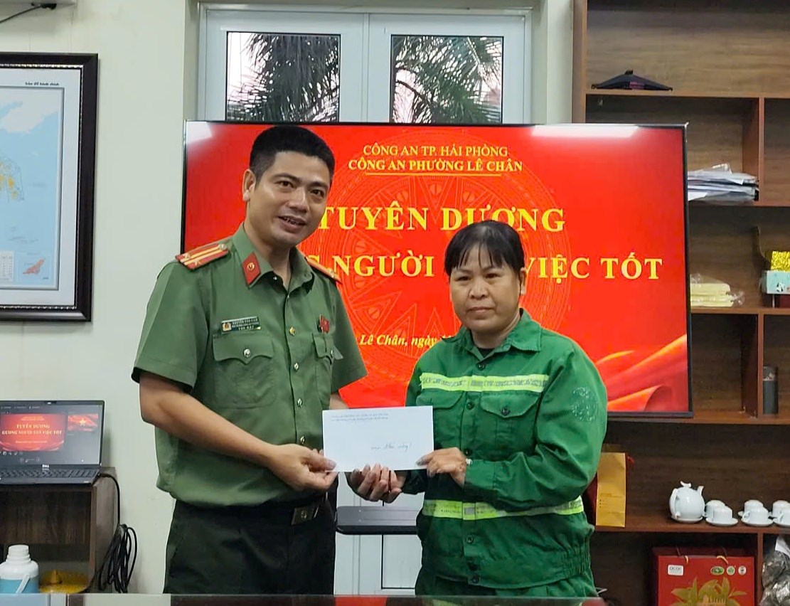 Công an phường Lê Chân tuyên dương gương người tốt, việc tốt nhặt được 10 triệu đồng trả lại người đánh rơi