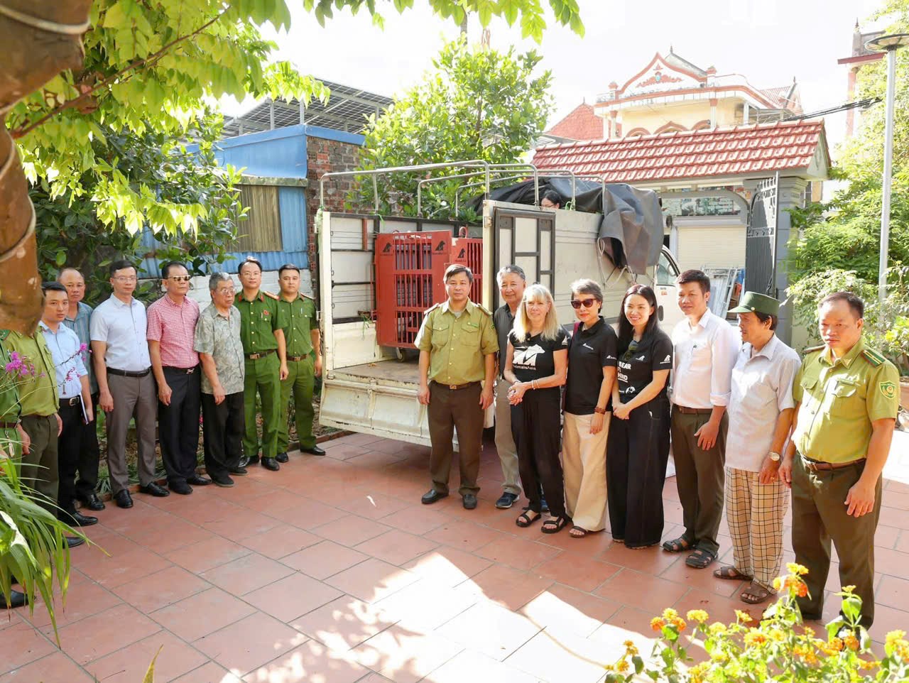 Công an phường Nam Triệu phối hợp bàn giao cá thể gấu ngựa do người dân tự nguyện chuyển giao