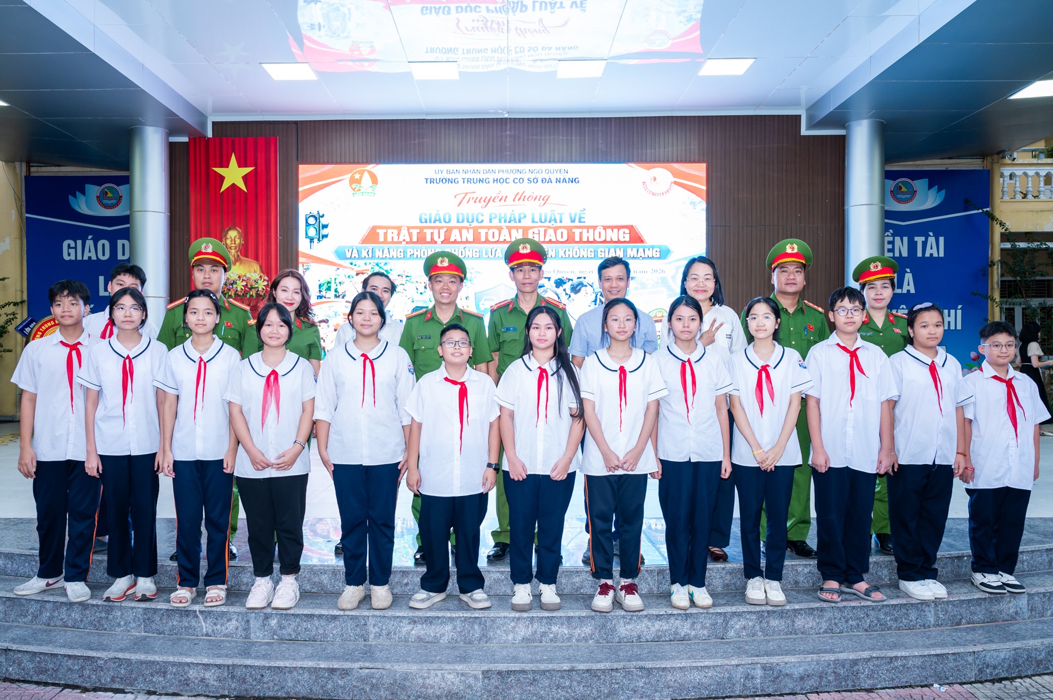 Công an phường Ngô Quyền tuyên truyền pháp luật cho học sinh Trường THCS Đà Nẵng