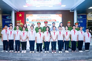 Công an phường Ngô Quyền tuyên truyền pháp luật cho học sinh Trường THCS Đà Nẵng