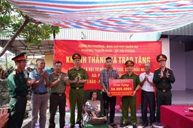 Công an phường Thạch Khôi: Ấm áp nghĩa tình, hỗ trợ sửa nhà cho hộ dân có hoàn cảnh khó khăn