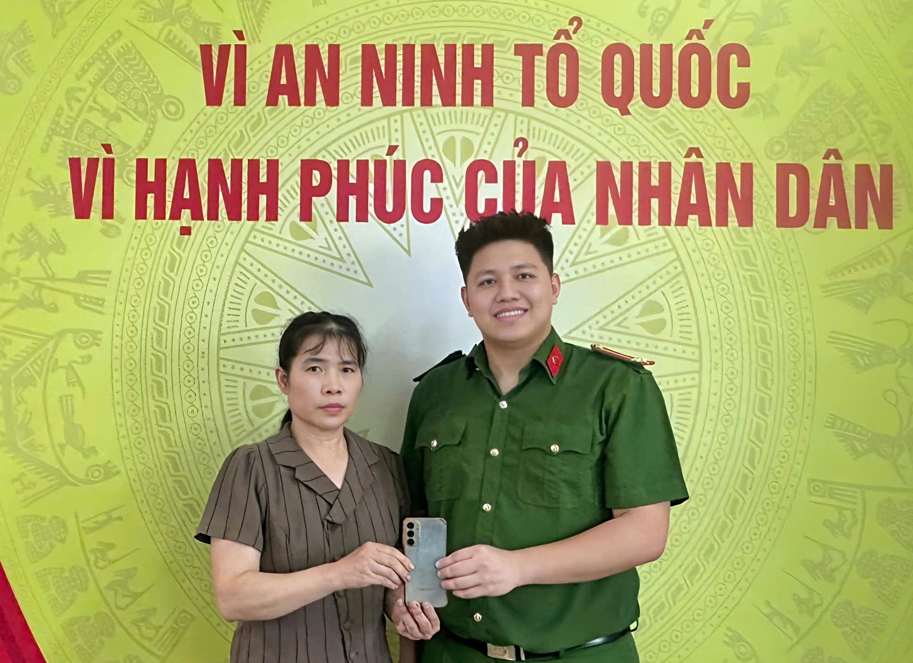 Công an phường Thạch Khôi trao trả tài sản thất lạc cho người dân