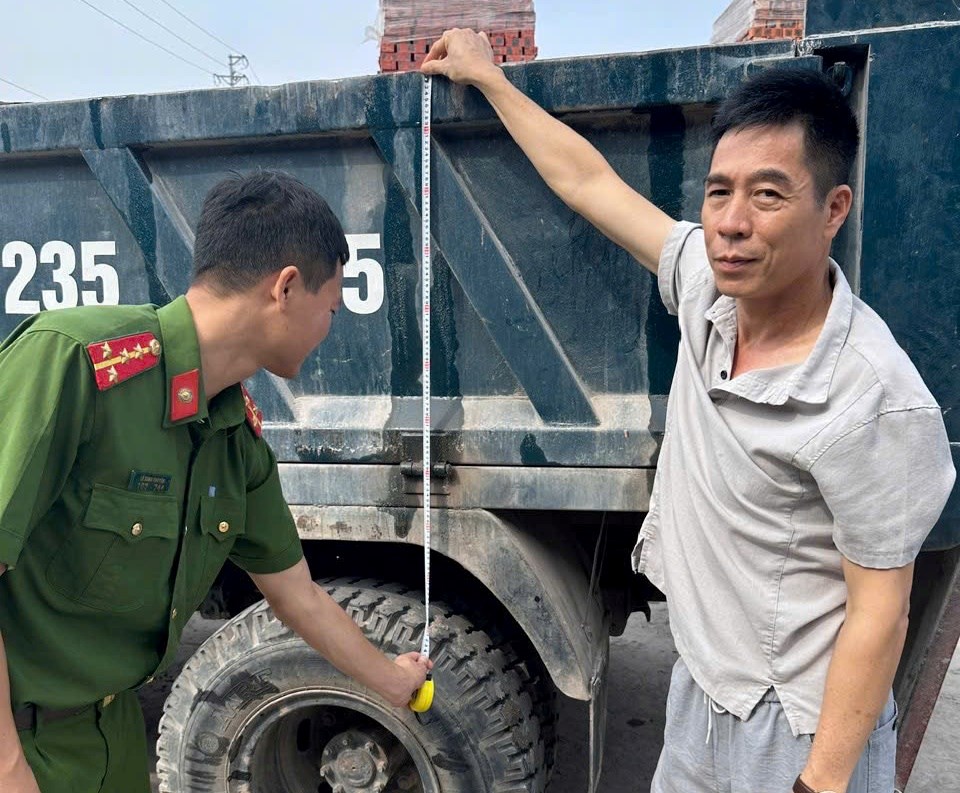 Công an phường Thạch Khôi triển khai tổng rà soát, làm sạch dữ liệu và số hóa hồ sơ quản lý giấy phép lái xe