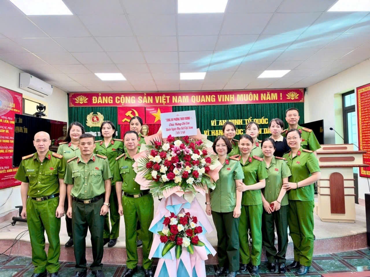 Công an phường Thiên Hương gặp mặt, chúc mừng Ngày Phụ nữ Việt Nam 20/10