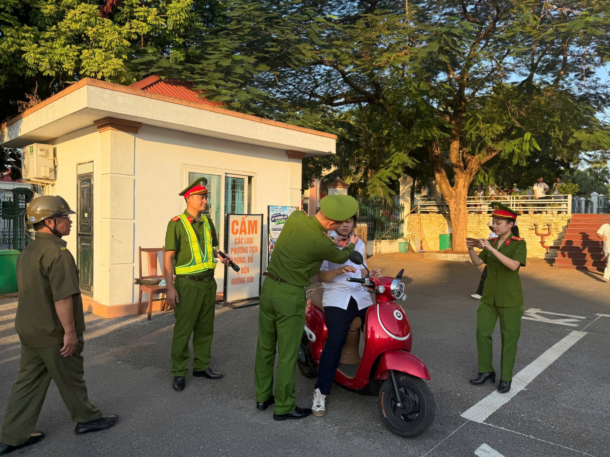 Công an phường Thủy Nguyên: Tuyên truyền an toàn giao thông cho học sinh và ra quân xử lý vi phạm trật tự đô thị