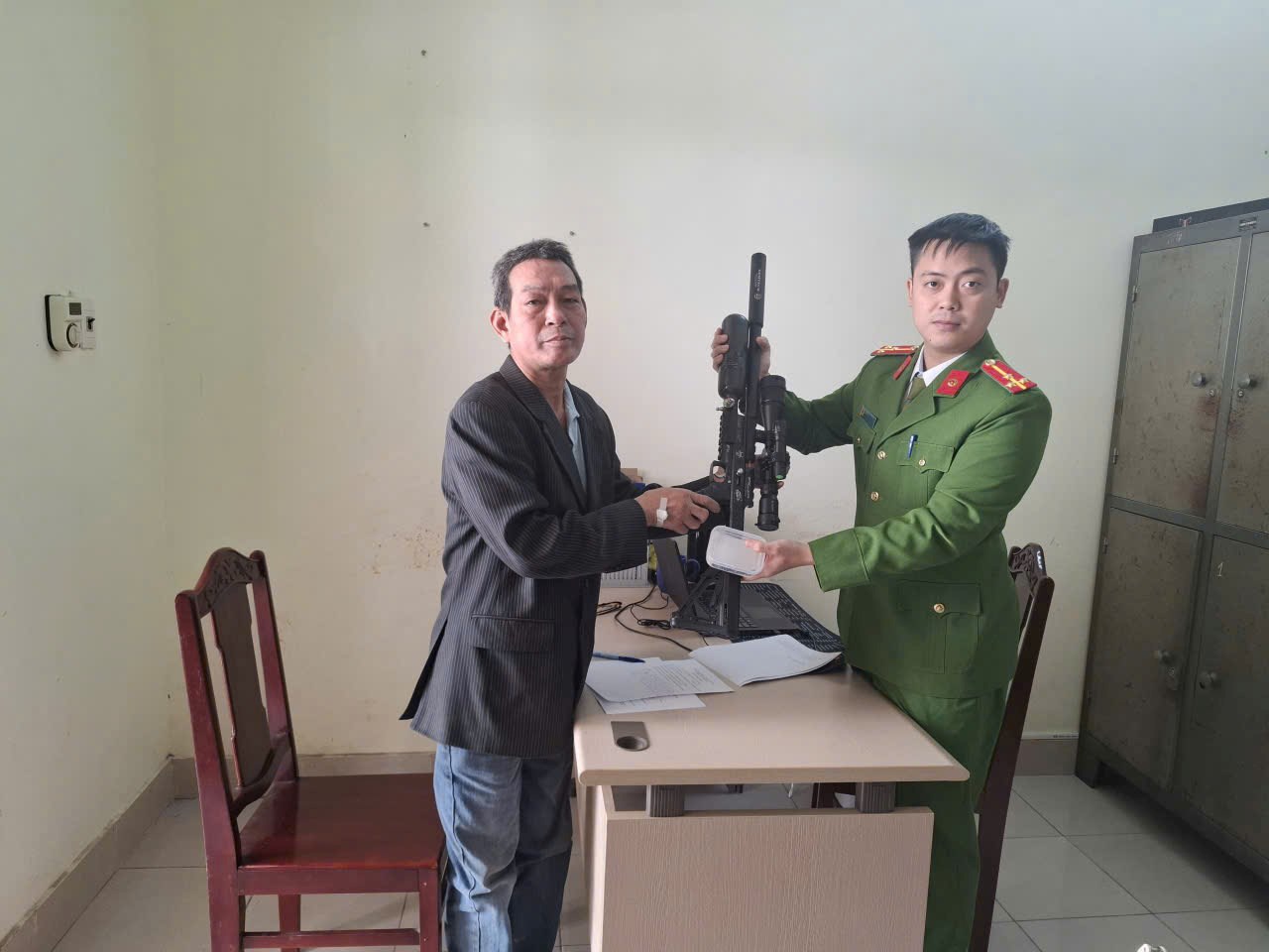 Công an phường Việt Hòa đẩy mạnh tuyên truyền, vận động nhân dân giao nộp vũ khí, vật liệu nổ, công cụ hỗ trợ và pháo