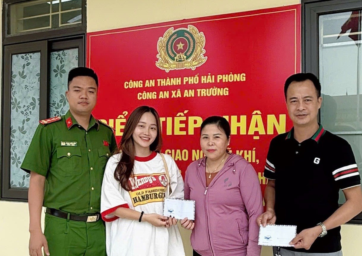 Công an xã An Trường hỗ trợ người dân trao trả hơn 33 triệu đồng do chuyển nhầm tài khoản