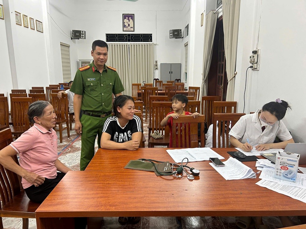 Công an xã Hợp Tiến đồng hành cùng Nhân dân trong chương trình khám sức khỏe toàn dân