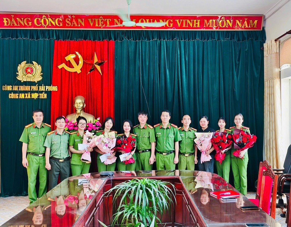 Công an xã Hợp Tiến gặp mặt nhân dịp Ngày Phụ nữ Việt Nam 20/10