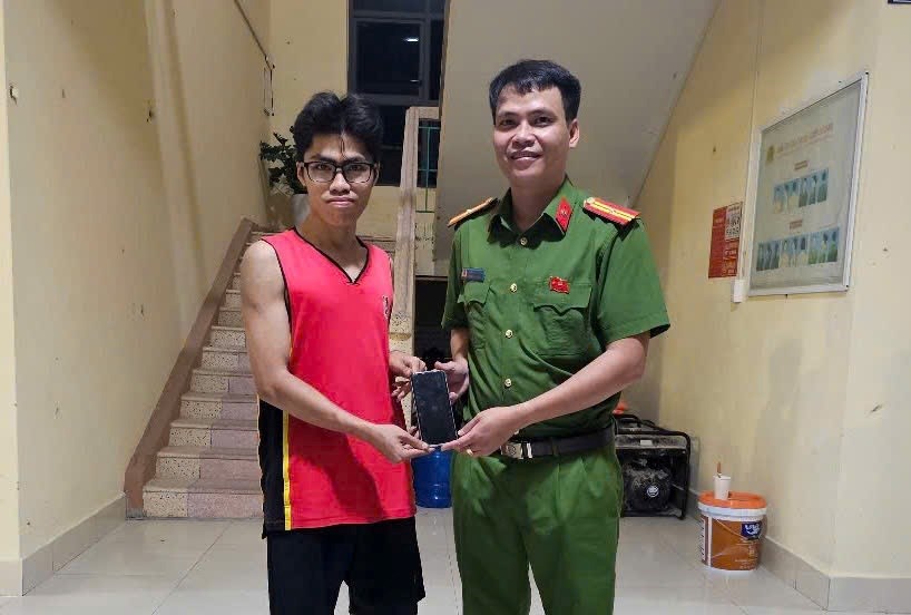 Công an xã Hợp Tiến nhanh chóng tìm lại điện thoại bị thất lạc cho học sinh