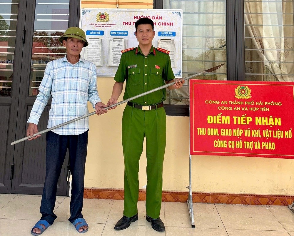 Công an xã Hợp Tiến tăng cường tuyên truyền, vận động Nhân dân giao nộp vũ khí, vật liệu nổ, công cụ hỗ trợ và pháo