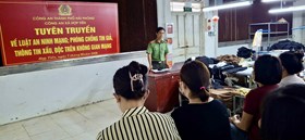 Công an xã Hợp Tiến tuyên truyền pháp luật về An ninh mạng cho công nhân