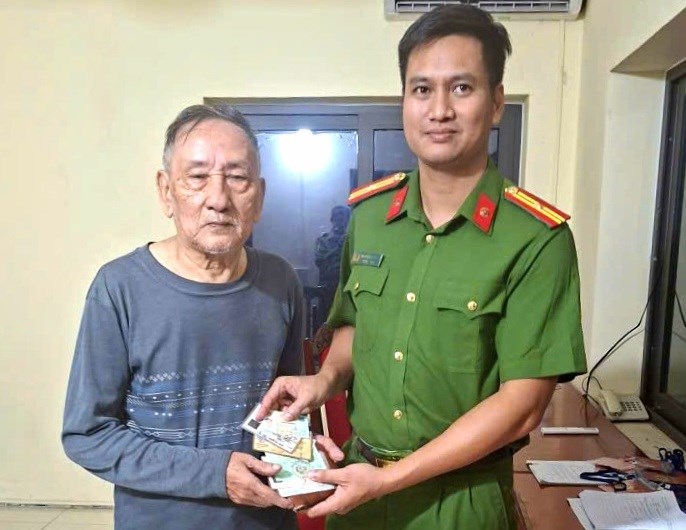 Công an xã Mao Điền: Tiếp nhận và trao trả tài sản cho người dân đã đánh rơi