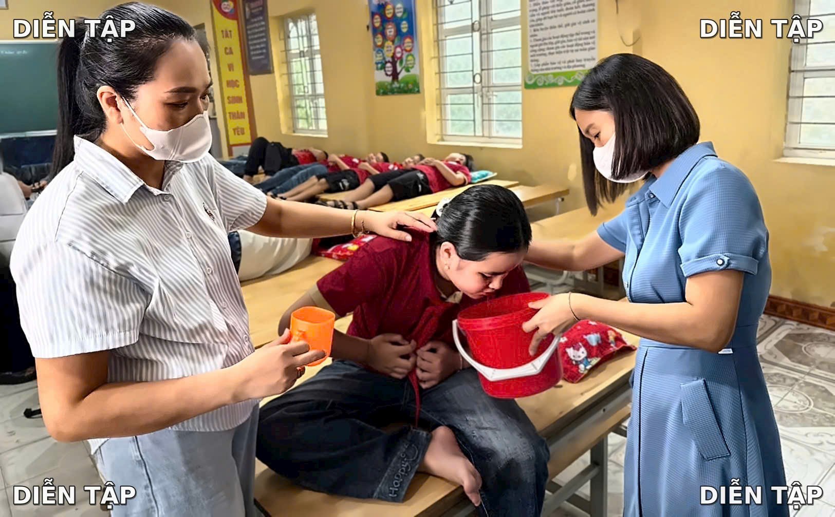 Công an xã Nguyễn Lương Bằng phối hợp diễn tập xử lý tình huống ngộ độc thực phẩm tại trường học