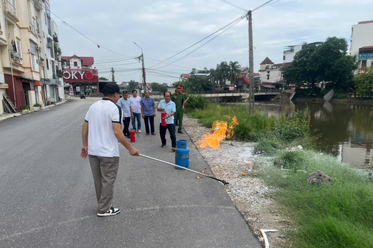 Công an xã Phú Thái đồng hành cùng hộ kinh doanh, doanh nghiệp - Chủ động phòng cháy, bảo đảm an toàn
