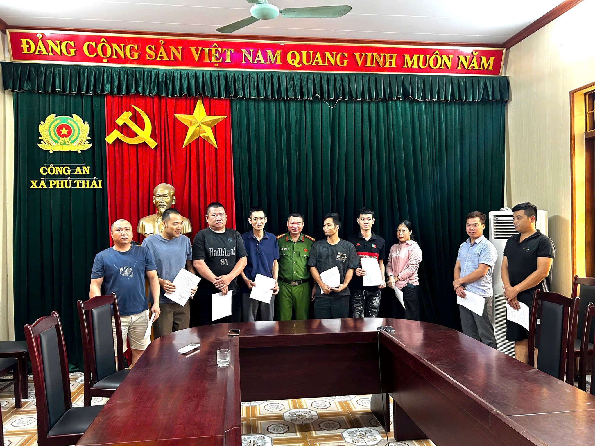 Công an xã Phú Thái trao giấy chứng nhận chấp hành xong thời gian thử thách án treo