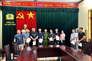 Công an xã Phú Thái trao giấy chứng nhận chấp hành xong thời gian thử thách án treo
