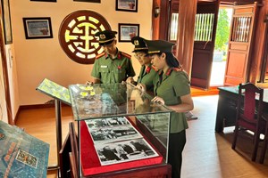 Công an xã Trần Phú dâng hương tưởng niệm 80 năm ngày Chủ tịch Hồ Chí Minh lần đầu tiên về thăm Hải Phòng