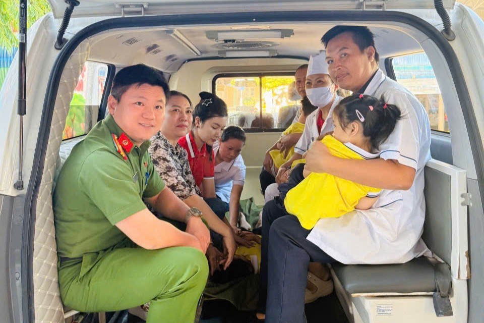 Công an xã Trần Phú phối hợp Trường Mầm non Hiệp Cát diễn tập ứng phó, xử lý sự cố an toàn thực phẩm