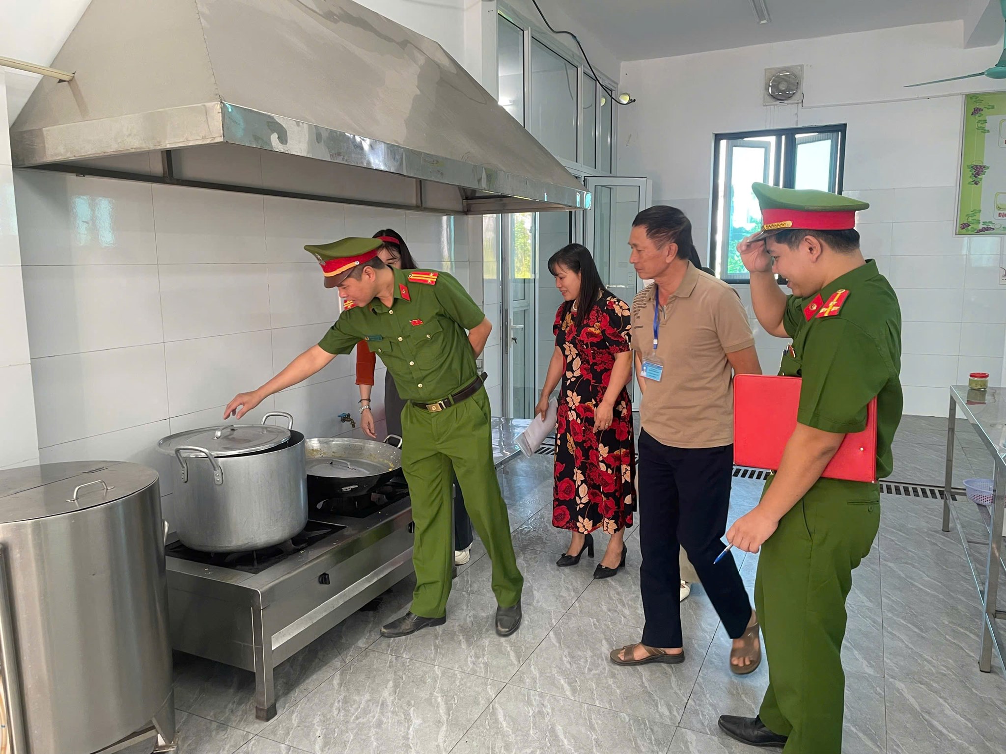 Công an xã Trần Phú tăng cường kiểm tra, bảo đảm an toàn thực phẩm trường học