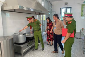 Công an xã Trần Phú tăng cường kiểm tra, bảo đảm an toàn thực phẩm trường học