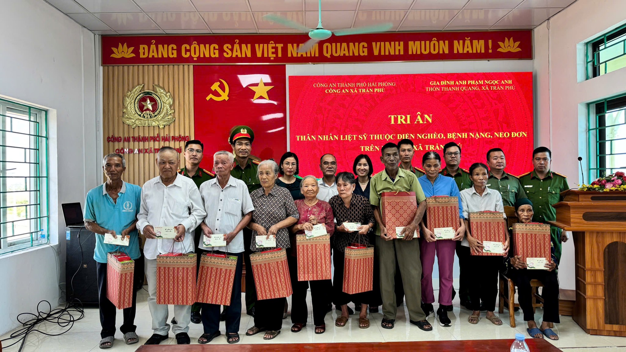 Công an xã Trần Phú trao quà tri ân thân nhân gia đình liệt sĩ