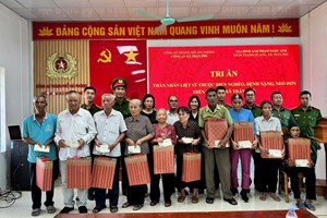 Công an xã Trần Phú trao quà tri ân thân nhân gia đình liệt sĩ