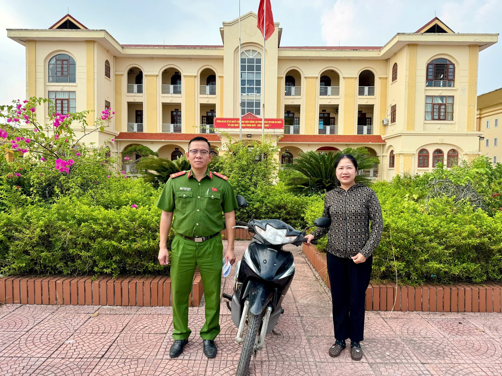 Công an xã Tứ Kỳ kịp thời trao trả xe máy bị bỏ quên cho người dân