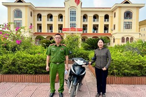 Công an xã Tứ Kỳ kịp thời trao trả xe máy bị bỏ quên cho người dân