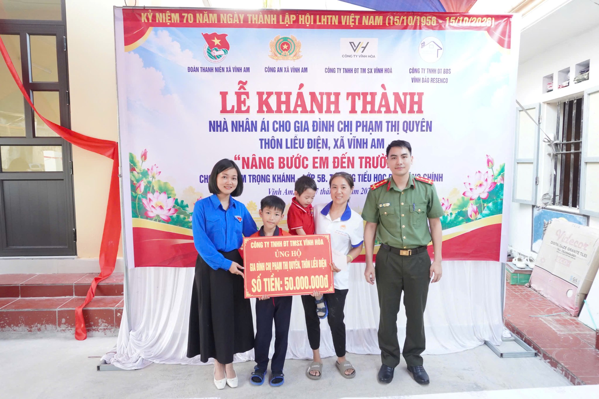 Công an xã Vĩnh Am: Khánh thành, bàn giao Nhà nhân ái và thực hiện chương trình "Nâng bước em đến trường"