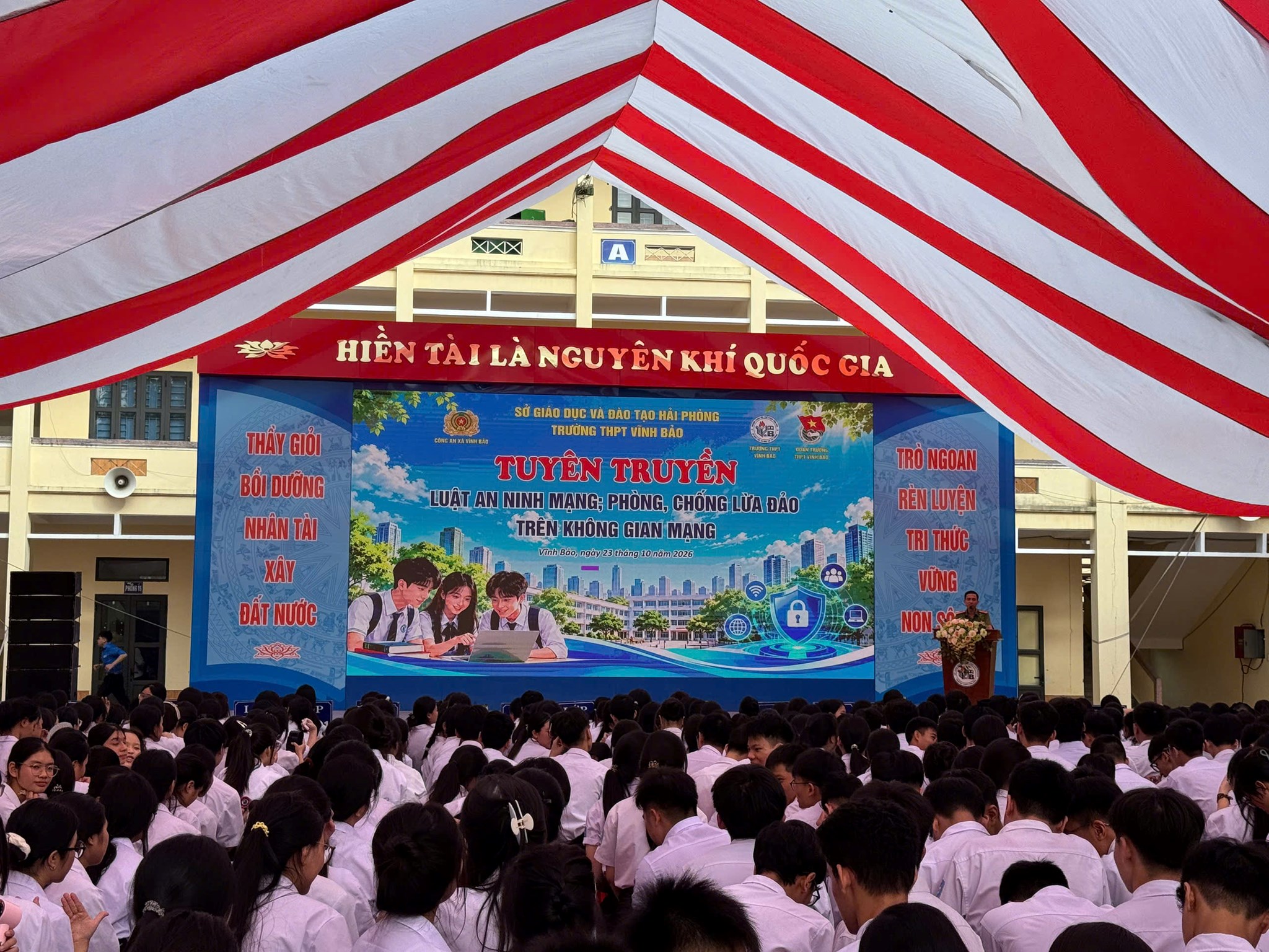 Công an xã Vĩnh Bảo phối hợp tổ chức tuyên truyền, phát động hưởng ứng chiến dịch “Không một mình – Cùng nhau an toàn trực tuyến”