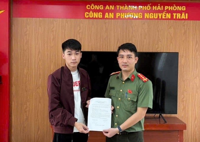 Công dân trẻ phường Nguyễn Trãi viết đơn tình nguyện thực hiện nghĩa vụ Công an nhân dân