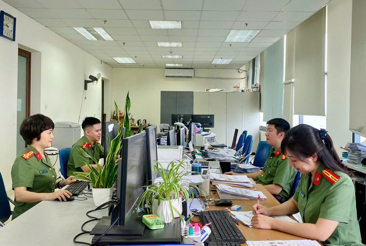 Đoàn viên, thanh niên Phòng Hồ sơ nghiệp vụ tập trung đẩy nhanh làm sạch cơ sở dữ liệu căn cước can phạm, phục vụ công tác chuyển đổi số.