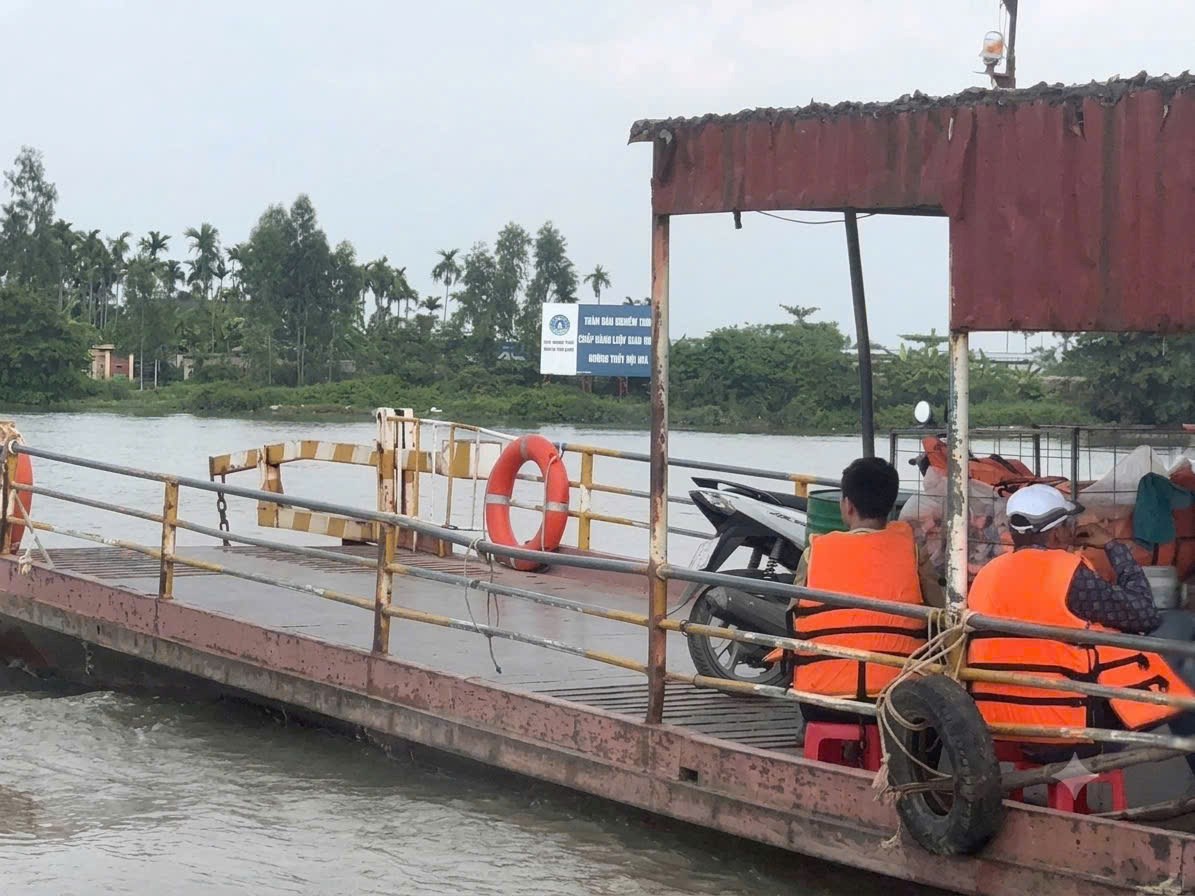 Đội Cảnh sát đường thủy số 1 xử lý bến khách không phép trên sông Cấm