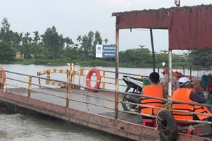 Đội Cảnh sát đường thủy số 1 xử lý bến khách không phép trên sông Cấm