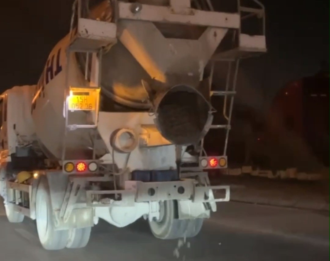 Đội Cảnh sát giao thông đường bộ số 3 xử lý xe chở hàng làm rơi vãi xuống đường từ phản ánh của người dân