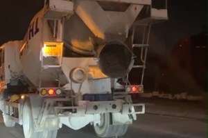 Đội Cảnh sát giao thông đường bộ số 3 xử lý xe chở hàng làm rơi vãi xuống đường từ phản ánh của người dân